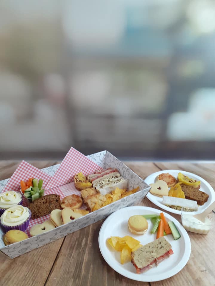 Luxury Picnic Hamper for Two - Image 2